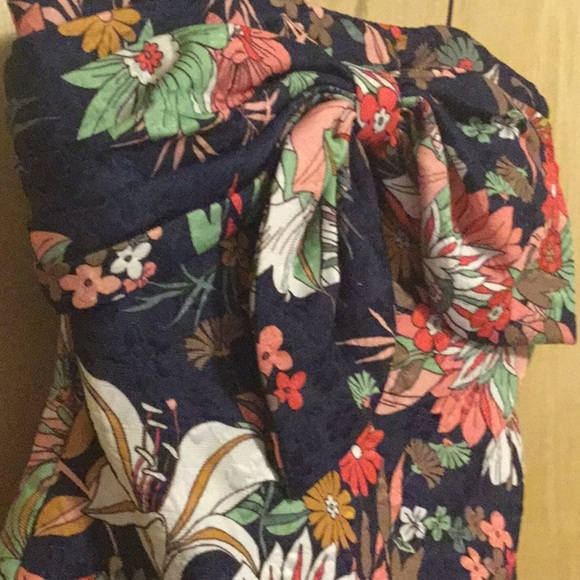 - Badgley Mischka Floral Strapless Bow Busting - Picture 3 of 13